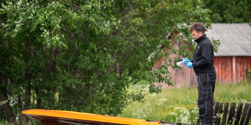 Die Polizei sucht am Unglücksort nach Hinweisen, wie es zu dem Absturz kommen konnte. - Foto: Joakim Halvorsen/NTB Scanpix via AP/dpa