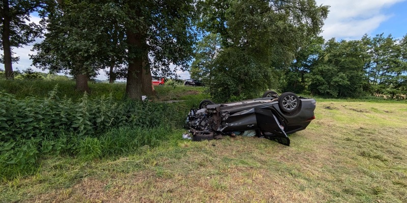 FFW Schiffdorf: 40-jährige Pkw-Fahrerin kommt von Straße ab - Kleinkind auf Rücksitzbank bleibt unverletzt - Foto: presseportal.de