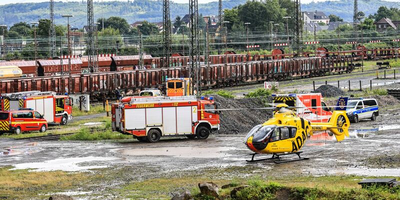 Ein Rettungshubschrauber brachte ein schwer verletztes Mädchen in eine Klinik. Sie war auf einen Waggon geklettert und hatte an die Oberleitung gefasst. - Foto: Alex Talash/dpa