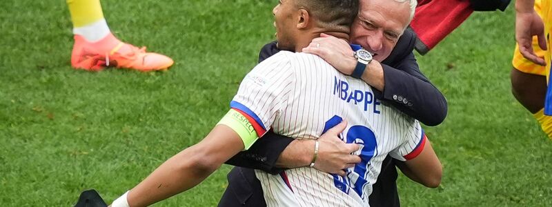 Kylian Mbappé riss sich nach dem Spiel die Maske vom Gesicht und jubelte mir Trainer Didier Deschamps. - Foto: Marcus Brandt/dpa