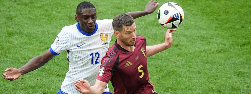 Belgiens Jan Vertonghen (r.) und Frankreichs Randal Kolo Muani kämpfen um den Ball. - Foto: Marcus Brandt/dpa