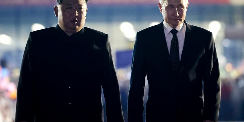 Kremlchef Wladimir Putin und Nordkoreas Machthaber Kim Jong Un haben im Juni auch gegenseitigen militärischen Beistand vereinbart, wenn eines der beiden Länder angegriffen wird. (Archivbild) - Foto: Gavriil Grigorov/Pool Sputnik Kremlin/AP/dpa
