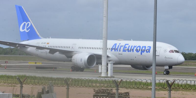 Passagiere warten im Flughafen von Natal nach einer Notlandung. - Foto: Jose Aldenir/TheNEWS2 via ZUMA Press Wire/dpa
