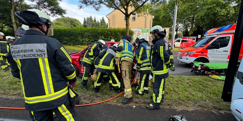 FW-BO: Verkehrsunfall mit Straßenbahn und einer eingeschlossenen Person - Foto: presseportal.de