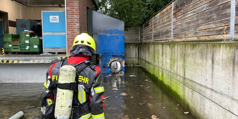 FW-ROW: Müllcontainerbrand auf Betriebsgelände - Einsatz des neuen Wechselladerfahrzeug - Foto: presseportal.de