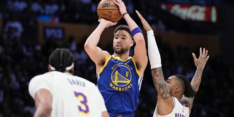 Guard Klay Thompson (M) wirft im Duell gegen sein zukünftiges Franchise auf den Korb. - Foto: Mark J. Terrill/AP/dpa