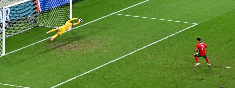 Sloweniens Torhüter Jan Oblak (l.) pariert einen Elfmeterschuss von Cristiano Ronaldo. - Foto: Torsten Silz/dpa