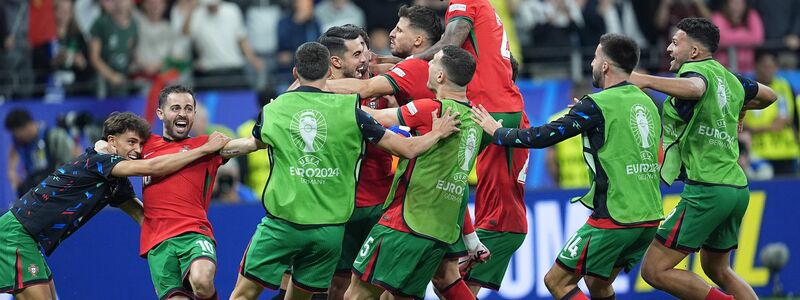 Die Portugiesen jubeln nach dem letzten verwandelten Elfmeter. - Foto: Uwe Anspach/dpa