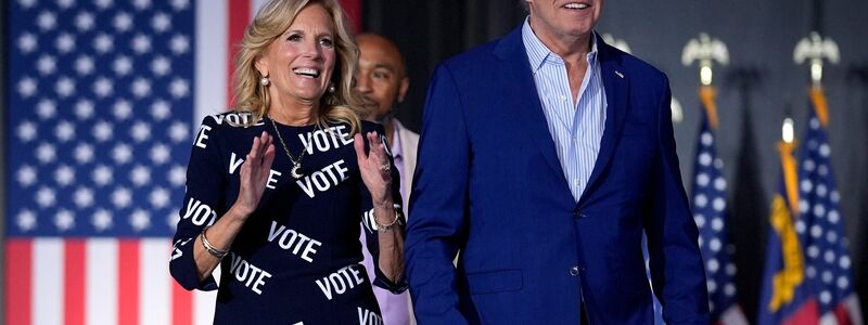 Jill Biden im auffälligen Kleid mit«Vote»-Aufschrift - auf Deutsch sinngemäß: «Geh wählen.» (Archivbild) - Foto: Evan Vucci/AP/dpa