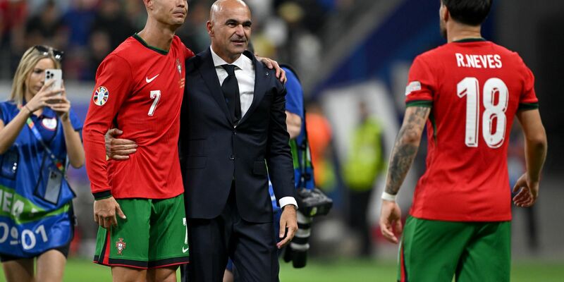 Ronaldo musste nach seinem verschossenen Elfmeter getröstet werden. - Foto: Arne Dedert/dpa