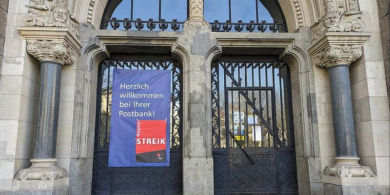 Streik-Hinweis an einer Postbank-Filiale (Archiv) - Foto: über dts Nachrichtenagentur