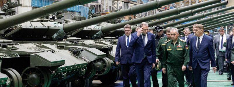 Der damalige russische Verteidigungsminister Sergej Schoigu (2.v.r) besucht eine Werkshalle für Panzerfertigung in der Region Omsk. - Foto: Uncredited/Rusian Defense Ministry Press Service/AP/dpa