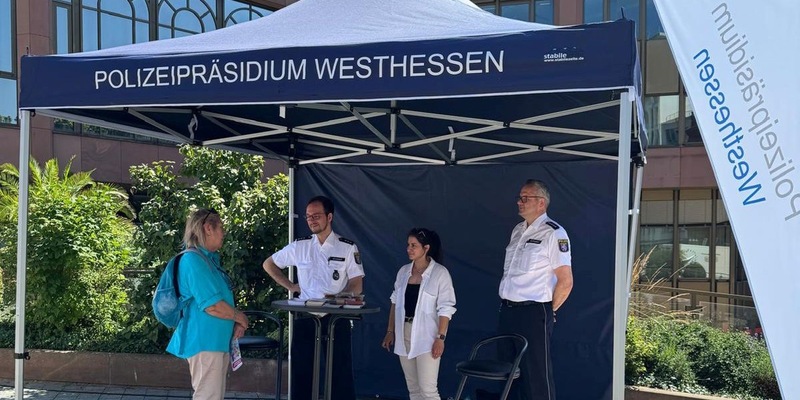 POL-HG: Gute Tipps und gute Laune - Präventionsstand in Bad Homburg ein voller Erfolg - Foto: presseportal.de