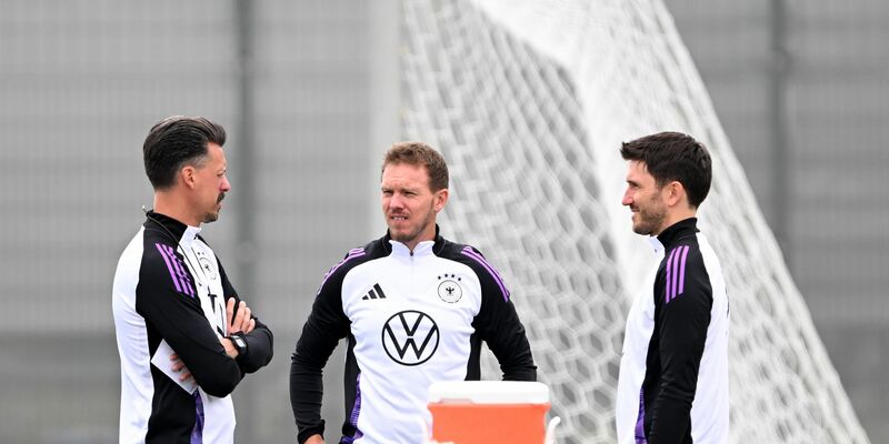 Bundestrainer Julian Nagelsmann (M) und seine Co-Trainer Benjamin Glück (r) und Sandro Wagner beim Training. - Foto: Federico Gambarini/dpa