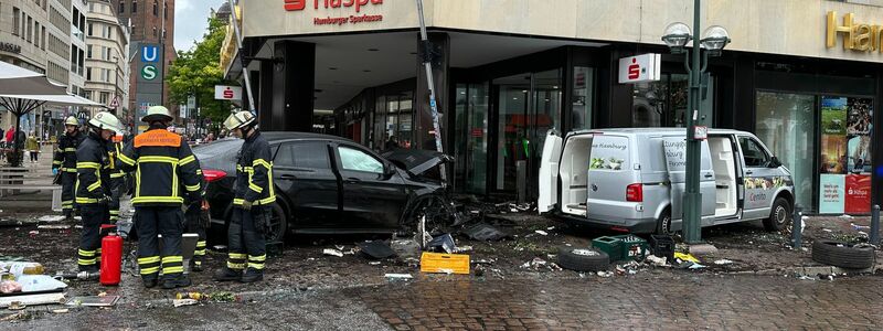 Am Jungfernstieg in der Hamburger Innenstadt ist ein Auto in eine Bankfiliale gefahren. - Foto: Steven Hutchings/TNN/dpa