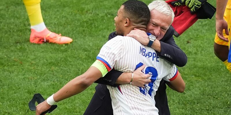 Nationaltrainer Didier Deschamps (r) und Frankreichs Superstar Kylian Mbappé feiern den Sieg gegen Belgien. - Foto: Marcus Brandt/dpa