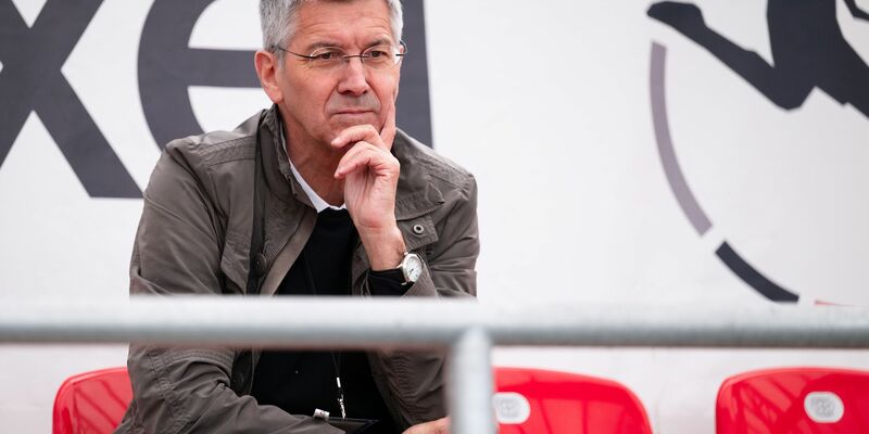 Bayern Münchens Präsident Herbert Hainer zeigt sich in einem Interview besorgt über den zunehmenden Rechtsruck in Europa. - Foto: Marius Becker/dpa