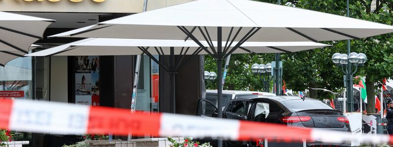 Am Jungfernstieg in der Hamburger Innenstadt ist ein Auto in eine Bankfiliale gefahren. - Foto: Bodo Marks/dpa