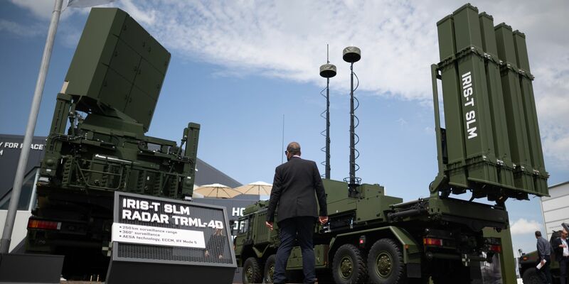 Das Luftabwehrsystem Iris von Diehl Defence. - Foto: Sebastian Christoph Gollnow/dpa
