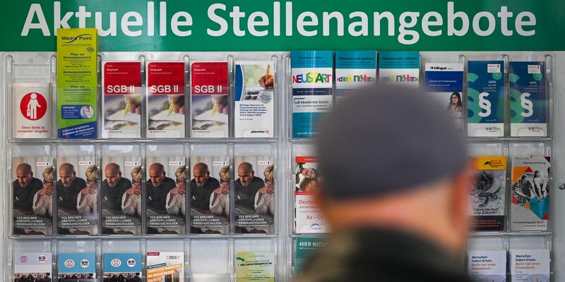 Fachkräfte dringend gesucht - aber für Asylbewerber bleibt es schwierig, auf dem Arbeitsmarkt Fuß zu fassen. - Foto: Jens Kalaene/dpa