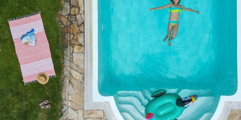 Luxus im eigenen Garten: Der Anteil der Häuser mit eigenem Pool ist in Immobilienanzeigen laut einer Studie gewachsen. - Foto: Patrick Pleul/dpa