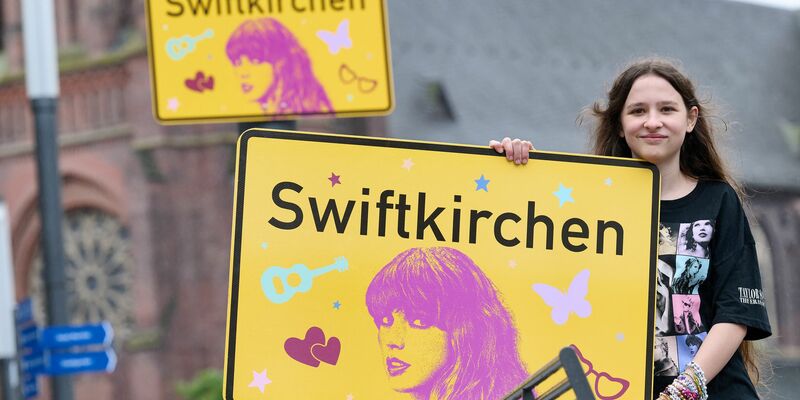 Die Stadt Gelsenkirchen wird im Juli Schauplatz für die «Eras Tour» von Superstar Taylor Swift - und gibt zu Ehren der Musikerin einen neuen Namen. Enthüllt wurde das «Swiftkirchen» von Swift-Fan Aleshanee Westhoff. - Foto: Bernd Thissen/dpa