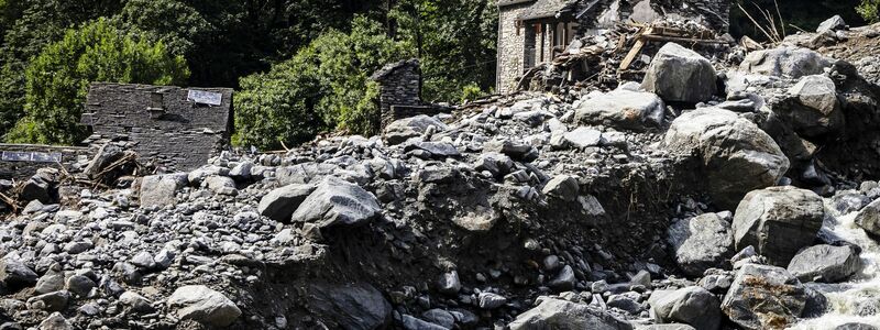 Bei den Unwettern am 28. Juni hatte das reißende Gewässer der Maggia eine Brücke zum Einsturz gebracht. - Foto: Michael Buholzer/KEYSTONE/dpa