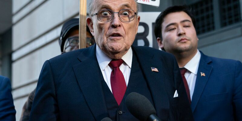 New Yorks Ex-Bürgermeister Giuliani ist für skurrile öffentliche Auftritte bekannt. - Foto: Jose Luis Magana/AP/dpa