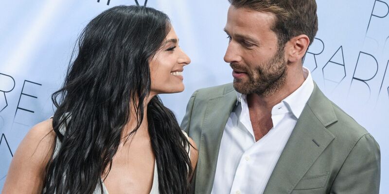 Ein Model zeigt Mode vom Label Marc Cain. - Foto: Jens Kalaene/dpa