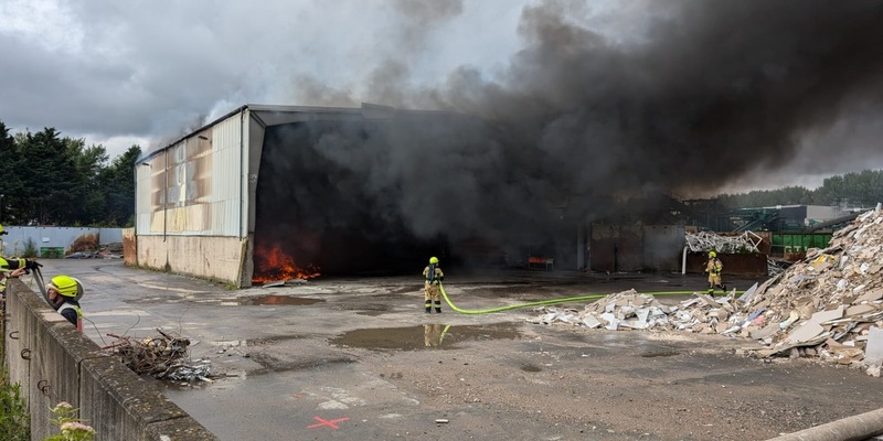 FW Kamen: Brennt Lagerhalle in Kamen. - Foto: presseportal.de