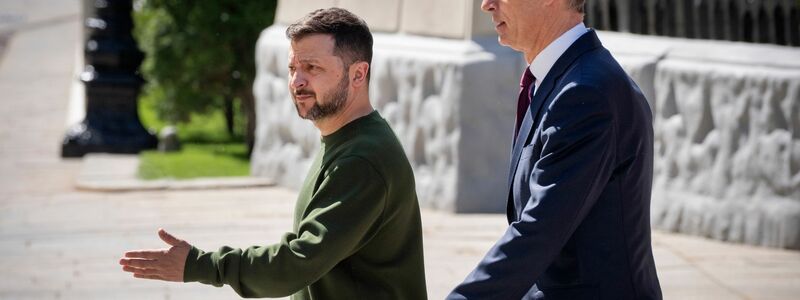 Gemeinsam gegen den russischen Krieg: Wolodymyr Selenskyj (l) und Jens Stoltenberg - Foto: Efrem Lukatsky/AP/dpa