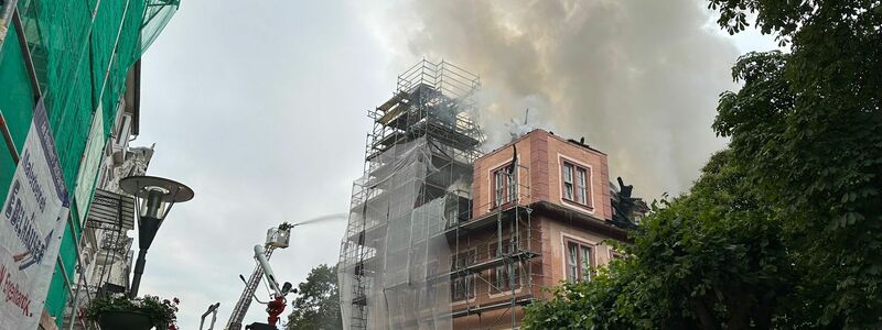 Fast 150 Feuerwehrleute rücken an, um den Brand eines historischen Gebäudes in Bad Ems zu löschen. - Foto: Kreisverwaltung des Rhein-Lahn-Kreises