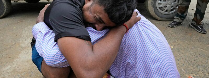 Ein Mann trauert um seine Schwester, die Opfer einer Massenpanik wurde - Foto: Rajesh Kumar Singh/AP/dpa