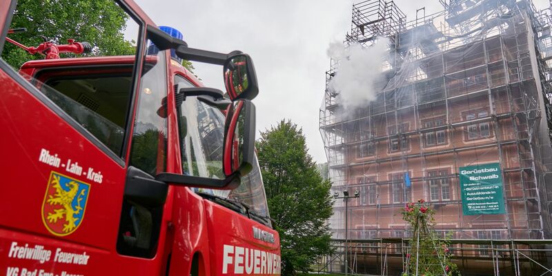 Seit dem frühen Morgen sind die Feuerwehrkräfte an dem historischen Gebäude im Einsatz. - Foto: Sascha Ditscher/dpa