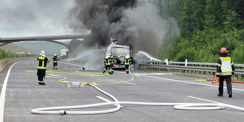 API-TH: Anhänger löst sich vom Auto - Ladung verteilt sich auf beiden Richtungsfahrbahnen - Foto: presseportal.de