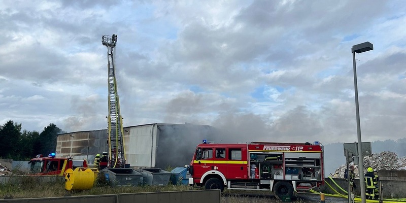 FW Kamen: Abschlussmeldung Lagerhallenbrand in Kamen-Heeren - Foto: presseportal.de