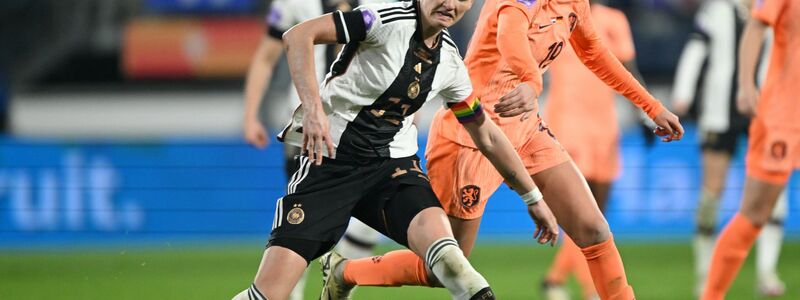 Alexandra Popp (l) führt die Fußballerinnen bei Olympia an. - Foto: Federico Gambarini/dpa