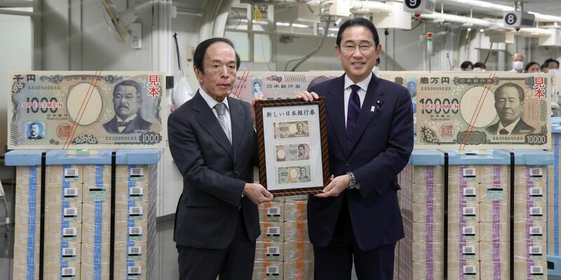 Japans Premierminister Fumio Kishida (r) und der Gouverneur der Bank of Japan, Kazuo Ueda, präsentieren die neuen Banknoten in Tokio. - Foto: Uncredited/Japan Pool via Kyodo News/dpa