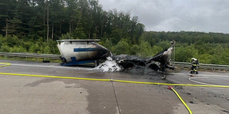 API-TH: Ergänzungsmeldung zum brennenden Silo-Auflieger bei Eisenach - Foto: presseportal.de