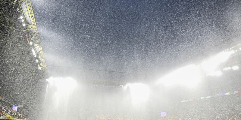 In der Summe hat es in den vergangenen zwölf Monaten rekordmäßig viel geregnet. Auch beim EM-Fußballspiel Deutschland gegen Dänemark hat es zeitweise geschüttet wie aus Eimern. - Foto: Federico Gambarini/dpa