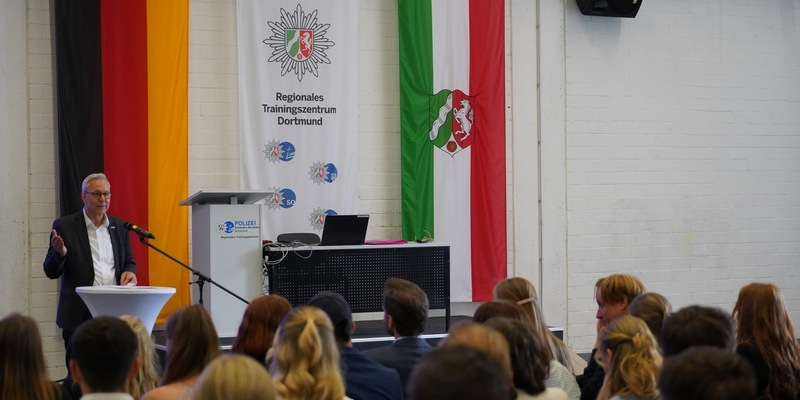 POL-DO: Erfolgreicher Abschluss des ersten Jahrgangs der Fachoberschule Polizei - Foto: presseportal.de