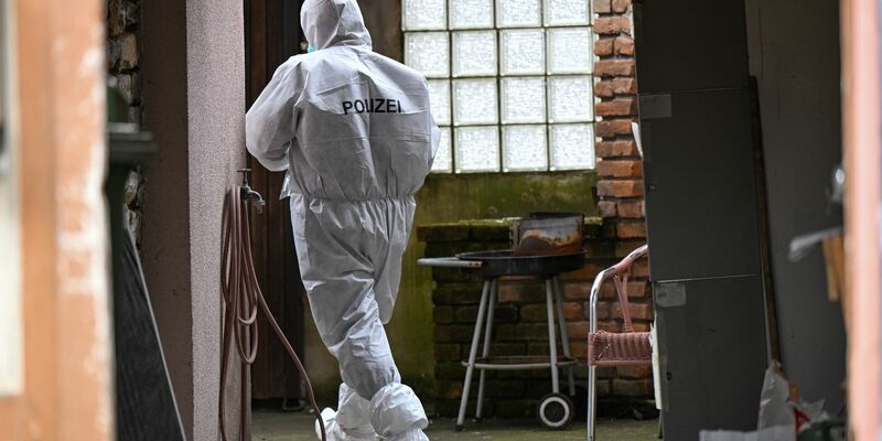 Nach der mutmaßlichen Tötung einer Frau sichern Polizisten Spuren am Tatort. - Foto: Marius Bulling/onw-images/dpa