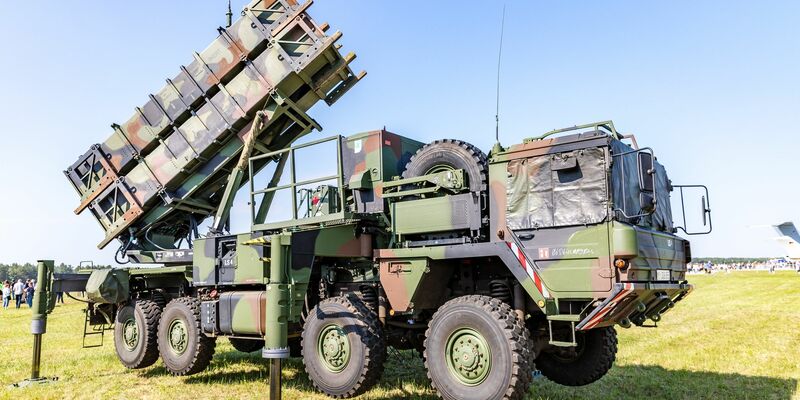 Ein Flugabwehrsystem vom Typ Patriot. Der Haushaltsausschuss des Bundestages hat den Weg für vier neue Patriot-Systeme freigemacht (Archivbild). - Foto: Frank Hammerschmidt/dpa