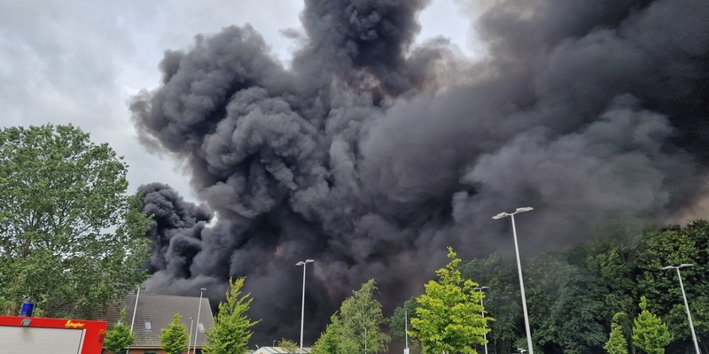 FW-RD: Großfeuer auf der Werft in Schacht-Audorf - 420 Einsatzkräfte im Einsatz - Foto: presseportal.de