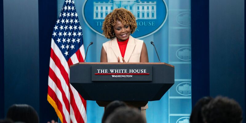 Die Sprecherin des Weißen Hauses, Karine Jean-Pierre, muss derzeit fast ausschließlich Fragen zum desaströsen TV-Auftritt ihres Chefs beatworten. - Foto: Evan Vucci/AP/dpa