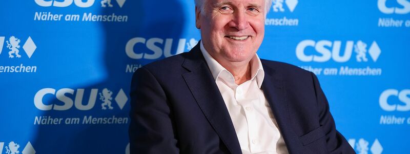 Auf Parteiveranstaltungen ist Horst Seehofer gelegentlich noch zu sehen. Doch der frühere bayerische Ministerpräsident, der unter Kanzlerin Merkel zuletzt Bundesinnenminister war, hat sich aus der aktiven Politik zurückgezogen. (Archivfoto) - Foto: Daniel Löb/dpa