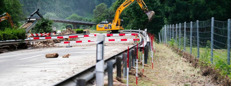 Bei Unwettern war ein Stück der Autobahn A13 eingebrochen. - Foto: Samuel Golay/KEYSTONE/TI-PRESS/dpa