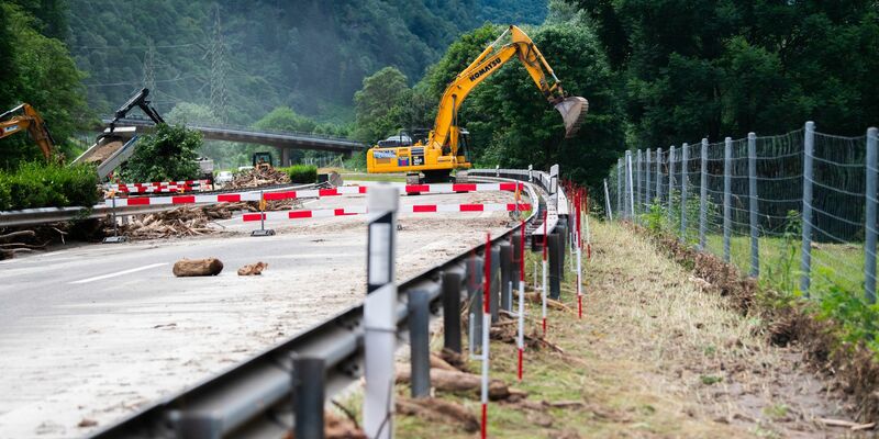 Rund um die Uhr waren Bauarbeiter bei der Instandsetzung im Einsatz. - Foto: Samuel Golay/KEYSTONE/TI-PRESS/dpa