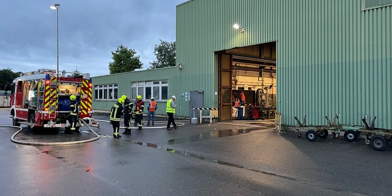 FW Bergheim: Feuerwehr löscht Brand in Werkstatthalle Starke Rauchentwicklung am frühen Morgen - Foto: presseportal.de