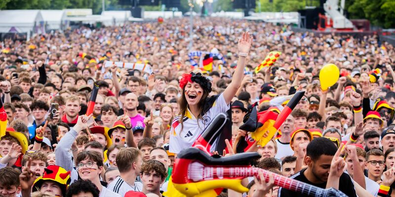 Richtig heiß wird es nicht, aber immerhin könnte es trocken bleiben während des Viertelfinalspiels. - Foto: Christoph Soeder/dpa